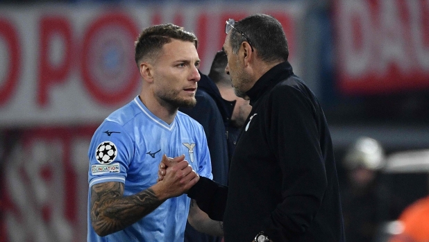 Lazio's Italian forward #17 Ciro Immobile shakes hands with Lazio's Italian headcoach Maurizio Sarri as he leaves the pitch during the UEFA Champions League last 16 first leg between Lazio and Bayern Munich at the Olympic stadium on February 14, 2024 in Rome. (Photo by Filippo MONTEFORTE / AFP)