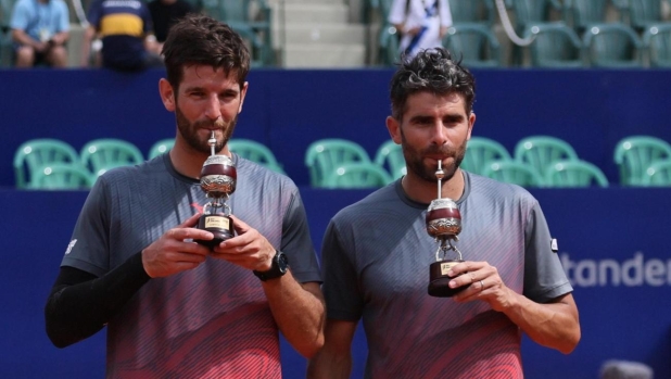 epa11164705 Winners Andrea Vavassori and Simone Bolelli of Italy pose for a photo after winning the Men's doubles final of the IEB Argentina Open tournament in Buenos Aires, Argentina, 18 February 2024.  EPA/Luciano Gonzalez