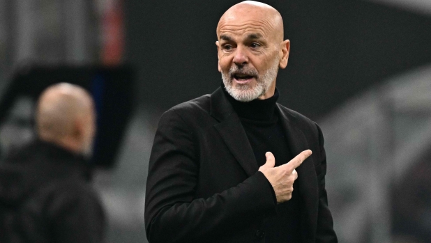 AC Milan's Italian coach Stefano Pioli gestures during the UEFA Europa League Last 16 first leg between AC Milan and Rennes at the San Siro Stadium in Milan. (Photo by GABRIEL BOUYS / AFP)