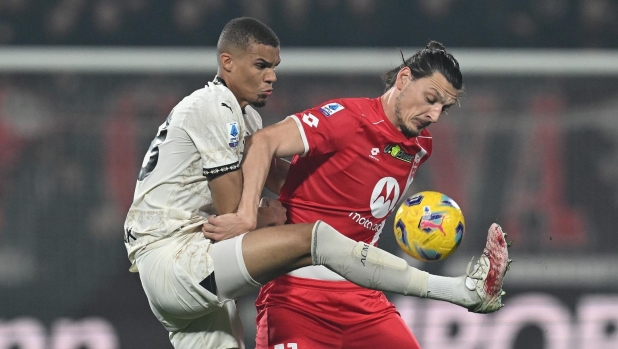 MONZA, ITALY - FEBRUARY 18:  Malick Thiaw of AC Milan competes for the ball with Milan Djuric of AC Monza during the Serie A TIM match between AC Monza and AC Milan - Serie A TIM  at U-Power Stadium on February 18, 2024 in Monza, Italy. (Photo by Claudio Villa/AC Milan via Getty Images)