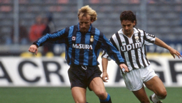 TURIN, ITALY - OCTOBER 28: Juventus player Roberto Baggio against Brehme during Juventus - Inter on October 28, 1990 in Turin, Italy. (Photo by Juventus FC - Archive/Juventus FC via Getty Images)
