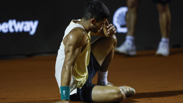 epa11168949 Carlos Alcaraz of Spain laments after suffering an injury that sidelined him from the tournament during the first set against Thiago Monteiro of Brazil at the Rio de Janeiro Tennis Open in Rio de Janeiro, Brazil, 20 February 2024.  EPA/ANTONIO LACERDA