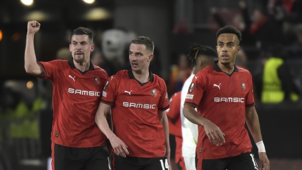 Rennes' Benjamin Bourigeaud, center, celebrates with his teammates after scoring during the Europa League soccer match between Rennes and AC Milan at the Roazhon Park stadium in Rennes, western France, Thursday, Feb. 22, 2024. (AP Photo/Mathieu Pattier)