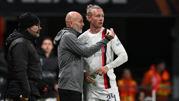 RENNES, FRANCE - FEBRUARY 22:  Head coach of AC Milan Stefano Pioli reacts with Simon Kjaer during the UEFA Europa League 2023/24 playoff second leg match between Stade Rennais FC and AC Milan at Roazhon Park on February 22, 2024 in Rennes, France. (Photo by Claudio Villa/AC Milan via Getty Images)