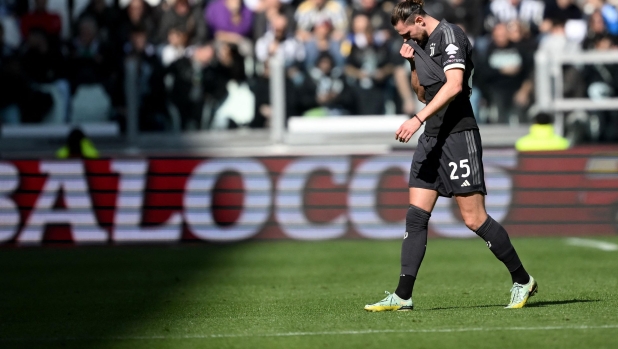 Juventus French midfielder Adrien Rabiot leaves the pitch injured during the Italian Serie A football match Juventus vs Frosinone on February 25, 2024 at the Allianz Stadium in Turin. (Photo by MARCO BERTORELLO / AFP)