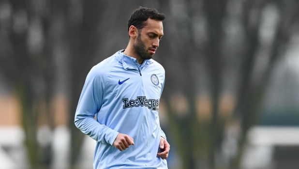 COMO, ITALY - FEBRUARY 22: Hakan Calhanoglu of FC Internazionale in action during the FC Internazionale training session at Suning Training centre on February 22, 2024 in Como, Italy. (Photo by Mattia Pistoia - Inter/Inter via Getty Images)