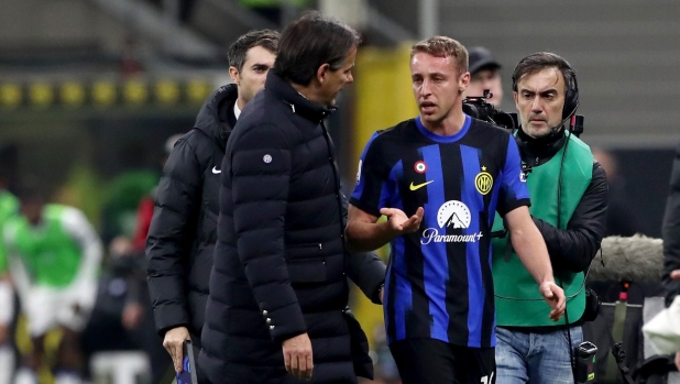 MILAN, ITALY - FEBRUARY 28: Davide Frattesi of FC Internazionale leaves the field after receiving medical treatment after picking up an injury during the Serie A TIM match between FC Internazionale and Atalanta BC Serie A TIM at Stadio Giuseppe Meazza on February 28, 2024 in Milan, Italy. (Photo by Marco Luzzani/Getty Images)
