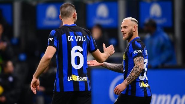 MILAN, ITALY - FEBRUARY 28:  Federico Dimarco of FC Internazionale celebrates with Stefan De Vrij after scoring the goal during the Serie A TIM match between FC Internazionale and Atalanta BC - Serie A TIM  at Stadio Giuseppe Meazza on February 28, 2024 in Milan, Italy. (Photo by Mattia Pistoia - Inter/Inter via Getty Images)