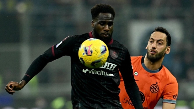 Inter Milan's Turkish midfielder #20 Hakan Calhanoglu (R) fights for the ball with Salernitana's French-Senegalese forward #10 Boulaye Dia during the Italian Serie A football match between Inter Milan and US Salernitana at the San Siro stadium, in Milan, on February 16, 2024. (Photo by GABRIEL BOUYS / AFP)
