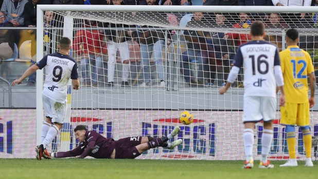 Nikola Krstovic of Lecce scores 1-1 goal by penalty during the Serie A soccer match between Frosinone Calcio and US Lecce at Benito Stirpe stadium in Frosinone, Italy, 3 March 2024. ANSA/FEDERICO PROIETTI