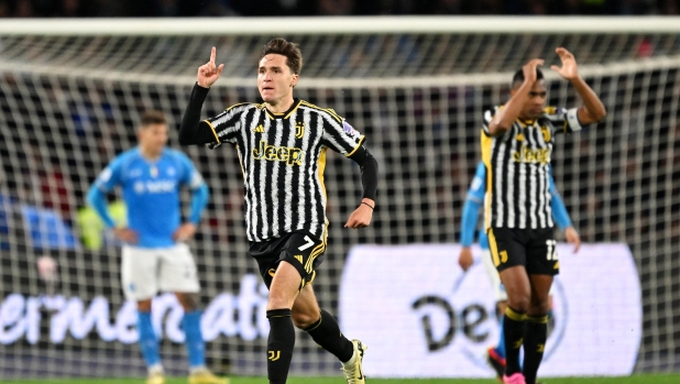 NAPLES, ITALY - MARCH 03: Federico Chiesa of Juventus celebrates scoring his team's first goal during the Serie A TIM match between SSC Napoli and Juventus at Stadio Diego Armando Maradona on March 03, 2024 in Naples, Italy. (Photo by Francesco Pecoraro/Getty Images)