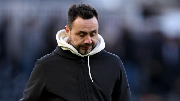 LONDON, ENGLAND - MARCH 02: Roberto De Zerbi, Manager of Brighton & Hove Albion, looks dejected after defeat to Fulham during the Premier League match between Fulham FC and Brighton & Hove Albion at Craven Cottage on March 02, 2024 in London, England. (Photo by Mike Hewitt/Getty Images)