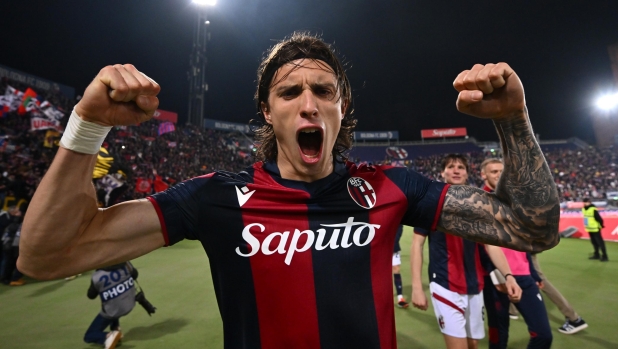 BOLOGNA, ITALY - FEBRUARY 03: Riccardo Calafiori of Bologna FC celebrates after the Serie A TIM match between Bologna FC and US Sassuolo at Stadio Renato Dall'Ara on February 03, 2024 in Bologna, Italy. (Photo by Alessandro Sabattini/Getty Images)