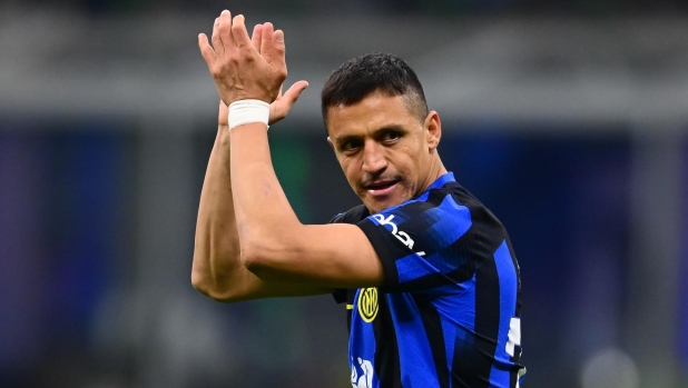 MILAN, ITALY - MARCH 04:  Alexis Sanchez of FC Internazionale celebrates after soring the goal during the Serie A TIM match between FC Internazionale and Genoa CFC - Serie A TIM  at Stadio Giuseppe Meazza on March 04, 2024 in Milan, Italy. (Photo by Mattia Pistoia - Inter/Inter via Getty Images)