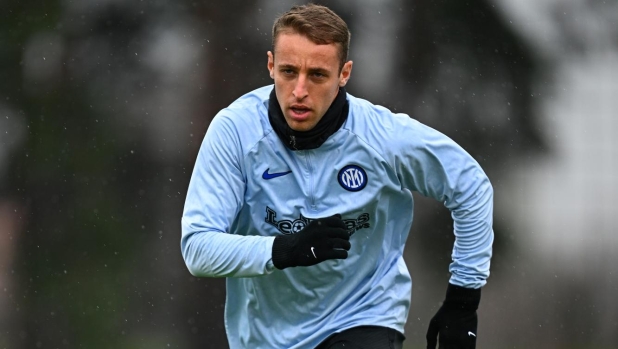 COMO, ITALY - MARCH 02: Davide Frattesi of FC Internazionale in action during the FC Internazionale training session at the club's training ground Suning Training Center on March 02, 2024 in Como, Italy. (Photo by Mattia Ozbot - Inter/Inter via Getty Images)