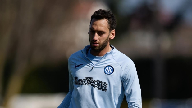 COMO, ITALY - MARCH 07: Hakan Calhanoglu of FC Internazionale in action during the FC Internazionale training session at the club's training ground Suning Training Center on March 07, 2024 in Como, Italy. (Photo by Francesco Scaccianoce - Inter/Inter via Getty Images)