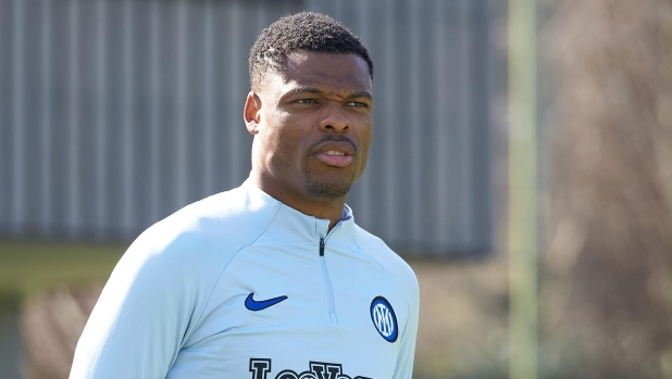 COMO, ITALY - MARCH 07: Denzel Dumfries of FC Internazionale looks on during the FC Internazionale training session at the club's training ground Suning Training Center on March 07, 2024 in Como, Italy. (Photo by Francesco Scaccianoce - Inter/Inter via Getty Images)