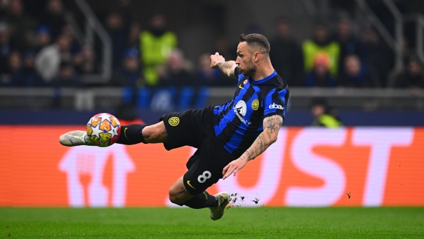 MILAN, ITALY - FEBRUARY 20: Marko Arnautovic of FC Internazionale, in action, kicks the ball during the UEFA Champions League 2023/24 round of 16 first leg match between FC Internazionale and Atletico Madrid at Stadio Giuseppe Meazza on February 20, 2024 in Milan, Italy. (Photo by Mattia Ozbot - Inter/Inter via Getty Images)
