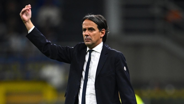 MILAN, ITALY - MARCH 17: Head coach of FC Internazionale Simone Inzaghi gestures during the Serie A TIM match between FC Internazionale and SSC Napoli at Stadio Giuseppe Meazza on March 17, 2024 in Milan, Italy. (Photo by Mattia Ozbot - Inter/Inter via Getty Images)
