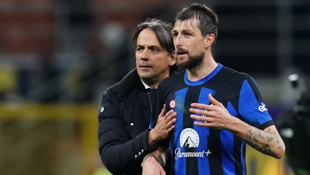 Inter?s Simone Inzaghi and Inter?s Francesco Acerbi during the Serie A soccer  match between Inter  and Napoli  at the San Siro Stadium in Milan , north Italy - Sunday , March 17, 2024. Sport - Soccer . (Photo by Spada/LaPresse)