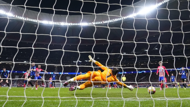 Inter Milan's goalkeeper Yann Sommer, center, fails to save the ball as Atletico Madrid's Memphis Depay, center left, scores his side's second goal during the Champions League, round of 16, second leg soccer match between Atletico Madrid and Inter Milan at the Metropolitano stadium in Madrid, Spain, Wednesday, March 13, 2024. (AP Photo/Manu Fernandez)