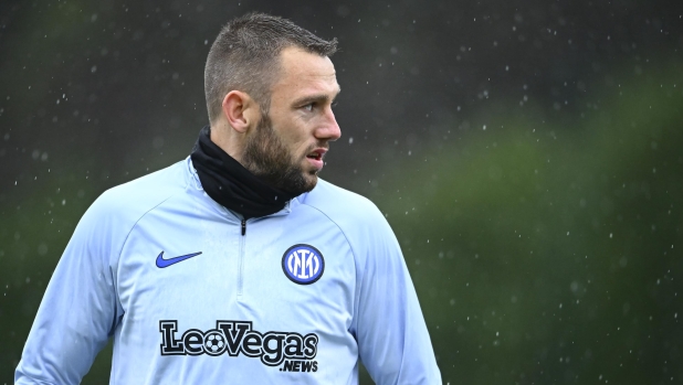 COMO, ITALY - MARCH 10: Stefan De Vrij of FC Internazionale looks on during the FC Internazionale training session at Suning Training Centre on March 10, 2024 in Como, Italy. (Photo by Mattia Pistoia - Inter/Inter via Getty Images)