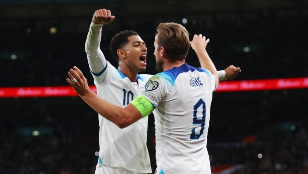LONDON, ENGLAND - OCTOBER 17: Harry Kane of England celebrates with teammate Jude Bellingham after scoring the team's third goal during the UEFA EURO 2024 European qualifier match between England and Italy at Wembley Stadium on October 17, 2023 in London, England. (Photo by Richard Heathcote/Getty Images)