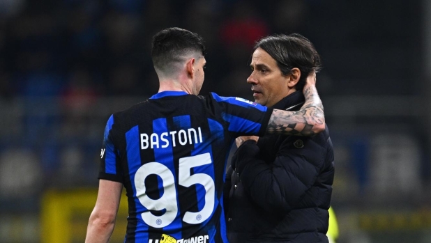 MILAN, ITALY - FEBRUARY 28: Alessandro Bastoni and Head coach Simone Inzaghi of FC Internazionale celebrate the victory at the end of the Serie A TIM match between FC Internazionale and Atalanta BC - Serie A TIM  at Stadio Giuseppe Meazza on February 28, 2024 in Milan, Italy. (Photo by Mattia Ozbot - Inter/Inter via Getty Images)