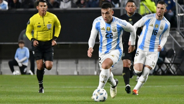 epa11238174 Lautaro Martinez (22) of Argentina in action during a friendly international soccer match against El Salvador at Lincoln Financial Field in Philadelphia, USA, 22 March 2024.  EPA/BASTIAAN SLABBERS