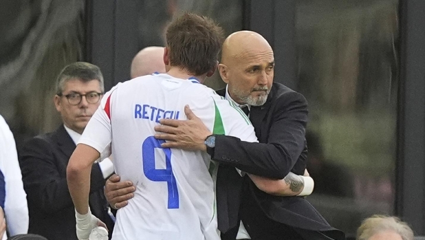 Italy's head coach Luciano Spalletti, center right, hugs forward Mateo Retegui (9) during the second half of an international friendly soccer match against Venezuela Thursday, March 21, 2024, in Fort Lauderdale, Fla. (AP Photo/Marta Lavandier)     Associated Press / LaPresse Only italy and Spain