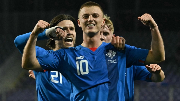 Iceland's forward #10 Albert Gudmundsson (C) celebrates scoring his equalizing 1-1 goal during the UEFA EURO 2024 qualifier play-off semi-final football match Israel v Iceland at the Szusza Ferenc Stadium in Budapest, Hungary on March 21, 2024. (Photo by Attila KISBENEDEK / AFP)