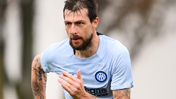 COMO, ITALY - MARCH 23: Francesco Acerbi of FC Internazionale in action during the FC Internazionale training session at Suning Training Centre on March 23, 2024 in Como, Italy.  (Photo by Mattia Pistoia - Inter/Inter via Getty Images)