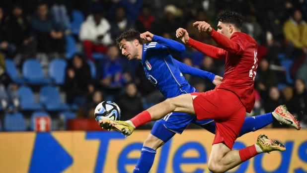 Italy's Gaetano Oristanio fights for the ball with Turkiye 's Ahmetcan Kaplan during the European Under 21 Championship 2025 Qualifying round match between Italy and Turkiye at Paolo Mazza Stadium - Sport, Soccer - Ferrara, Italy - Tuesday March 26, 2024 (Photo by Massimo Paolone/LaPresse)