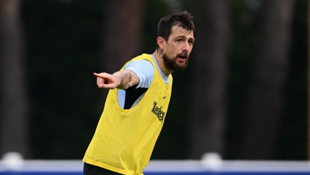 COMO, ITALY - MARCH 23: Francesco Acerbi of FC Internazionale gestures during the FC Internazionale training session at Suning Training Centre on March 23, 2024 in Como, Italy.  (Photo by Mattia Pistoia - Inter/Inter via Getty Images)