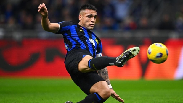 MILAN, ITALY - MARCH 17: Lautaro Martinez of FC Internazionale, in action, kicks the ball during the Serie A TIM match between FC Internazionale and SSC Napoli at Stadio Giuseppe Meazza on March 17, 2024 in Milan, Italy. (Photo by Mattia Ozbot - Inter/Inter via Getty Images)