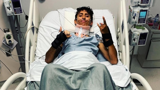 epa09725964 A handout photo provided by Egan Bernal press team shows Colombian rider Egan Bernal posing for a photo from La Sabana clinic where Bernal is hospitalized, in Bogota, Colombia, 03 February 2022. Bernal, Ineos-Grenadiers team, said he had 'almost 20 bones break' after his collision with a bus during training last week.  EPA/EGAN BERNAL PRESS TEAM HANDOUT ONLY AVAILABLE TO ILLUSTRATE THE ACCOMPANYING NEWS (MANDATORY CREDIT) HANDOUT EDITORIAL USE ONLY/NO SALES