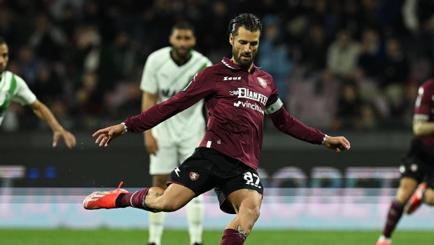 SALERNO, ITALY - APRIL 05: Antonio Candreva of US Salernitana scores his side first goal during the Serie A TIM match between US Salernitana and US Sassuolo - Serie A TIM  at Stadio Arechi on April 05, 2024 in Salerno, Italy. (Photo by Francesco Pecoraro/Getty Images)