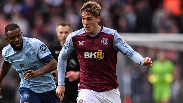 Aston Villa's Italian midfielder #22 Nicolo Zaniolo (R) controls the ball past Brentford's Nigerian midfielder #15 Frank Onyeka during the English Premier League football match between Aston Villa and Brentford at Villa Park in Birmingham, central England on April 6, 2024. (Photo by Oli SCARFF / AFP) / RESTRICTED TO EDITORIAL USE. No use with unauthorized audio, video, data, fixture lists, club/league logos or 'live' services. Online in-match use limited to 120 images. An additional 40 images may be used in extra time. No video emulation. Social media in-match use limited to 120 images. An additional 40 images may be used in extra time. No use in betting publications, games or single club/league/player publications. /
