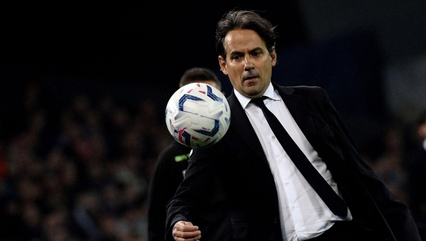 Inter Milan's Italian coach Simone Inzaghi catches the ball during the Italian Serie A football match between Udinese and Inter Milan on April 8, 2024 at the Friuli - Dacia Arena stadium in Udine. (Photo by Filippo MONTEFORTE / AFP)