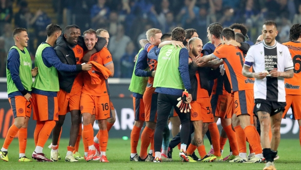 Inters players celebrate for the victory at the end of the Italian Serie A soccer match Udinese Calcio vs FC Internazionale at the Friuli - Dacia Arena stadium in Udine, Italy, 8 April 2024. ANSA / GABRIELE MENIS