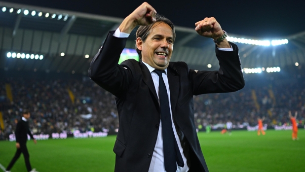 UDINE, ITALY - APRIL 08:  Head coach of FC Internazionale Simone Inzaghi celebrates the win at the end of the Serie A TIM match between Udinese Calcio and FC Internazionale - Serie A TIM  at Dacia Arena on April 08, 2024 in Udine, Italy. (Photo by Mattia Ozbot - Inter/Inter via Getty Images)