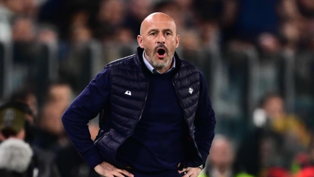 Fiorentina's Italian coach Vincenzo Italiano reacts during the Italian Serie A football match between Juventus and Fiorentina, at The Allianz Stadium, in Turin on April 7, 2024. (Photo by Marco BERTORELLO / AFP)
