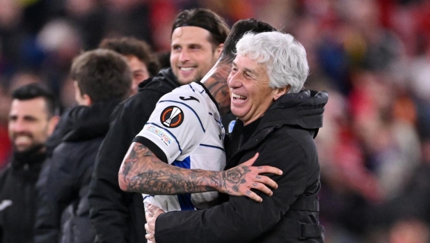 LIVERPOOL, ENGLAND - APRIL 11: Gianluca Scamacca of Atalanta BC embraces Gian Piero Gasperini, Head Coach of Atalanta BC, at full-time following the team's victory in the UEFA Europa League 2023/24 Quarter-Final first leg match between Liverpool FC and Atalanta at Anfield on April 11, 2024 in Liverpool, England. (Photo by Stu Forster/Getty Images)