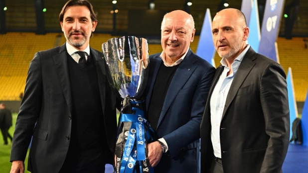 RIYADH, SAUDI ARABIA - JANUARY 22: Dario Baccin, Giuseppe Marotta and Piero Ausilio of FC Internazionale pose with the trophy at the end of the Italian EA Sports FC Supercup Final match between SSC Napoli and FC Internazionale at Al-Awwal Stadium on January 22, 2024 in Riyadh, Saudi Arabia. (Photo by Mattia Ozbot - Inter/Inter via Getty Images)