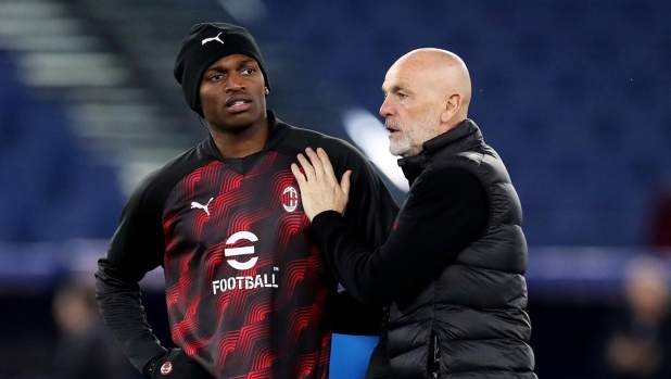 ROME, ITALY - MARCH 01: Rafael Leao of AC Milan speaks with  Stefano Pioli, Head Coach of AC Milan, prior to the Serie A TIM match between SS Lazio and AC Milan - Serie A TIM  at Stadio Olimpico on March 01, 2024 in Rome, Italy. (Photo by Paolo Bruno/Getty Images)