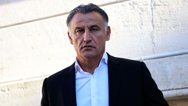 Former coach of OGC Nice Christophe Galtier (C) leaves the Nice's courthouse, south-eastern France, on December 15, 2023, during a break of his trial over harassment and discrimination on the grounds of race or religion. Accused of harassment and discrimination, mainly against his Muslim players, when he coached OGC Nice, Christophe Galtier briefly interrupted his exile in Qatar to appear before judges in Nice on December 15, 2023, with the firm intention of defending himself. (Photo by Valery HACHE / AFP)