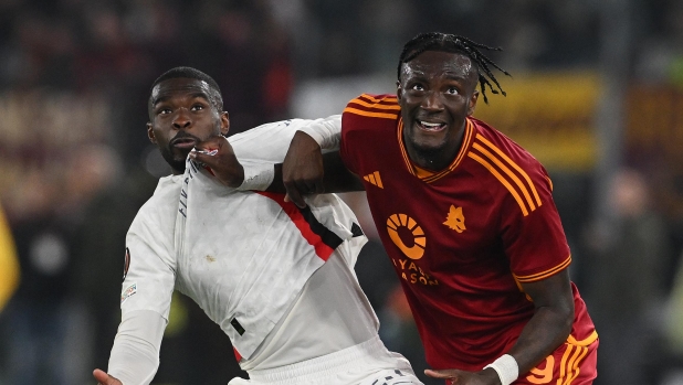 ROME, ITALY - APRIL 18: Fikayo Tomori of AC Milan and Tammy Abraham of AS Roma compete for the ball during the UEFA Europa League 2023/24 Quarter-Final second leg match between AS Roma and AC Milan at Stadio Olimpico on April 18, 2024 in Rome, Italy. (Photo by Claudio Villa/AC Milan via Getty Images)