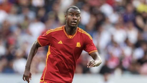 (FILES) AS Roma's French defender Obite Evan Ndicka controls the ball during a friendly football match between Toulouse (TFC) and AS Roma (ASR) at the Stadium TFC in Toulouse, southwestern France, on August 6, 2023. The match between Udinese and AS Roma in the 32nd round of the Italian Championship was called off on April 14, 2024, afterRoma's French defender #05 Obite Evan Ndicka fainted. (Photo by Charly TRIBALLEAU / AFP)