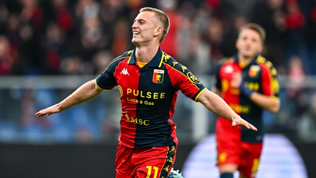 GENOA, ITALY - MARCH 30: Albert Gudmundsson of Genoa (left) celebrates after scoring a goal on a penalty kick during the Serie A TIM match between Genoa CFC and Frosinone Calcio at Stadio Luigi Ferraris on March 30, 2024 in Genoa, Italy. (Photo by Simone Arveda/Getty Images)