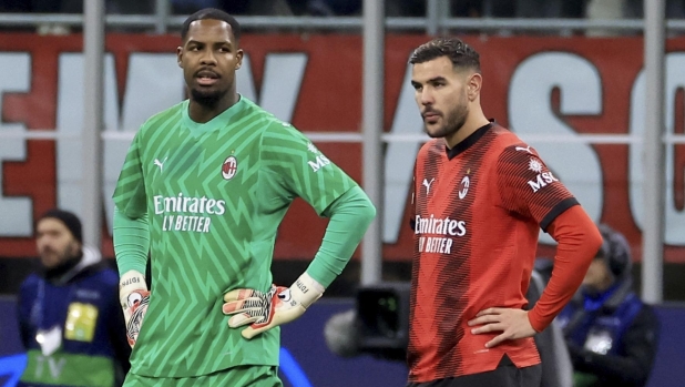 MILAN, ITALY - NOVEMBER 28: Mike Maignan (L) of AC Milan and Theo Hernandez (R) shows his dejection during the UEFA Champions League match between AC Milan and Borussia Dortmund at Stadio Giuseppe Meazza on November 28, 2023 in Milan, Italy. (Photo by Giuseppe Cottini/AC Milan via Getty Images)